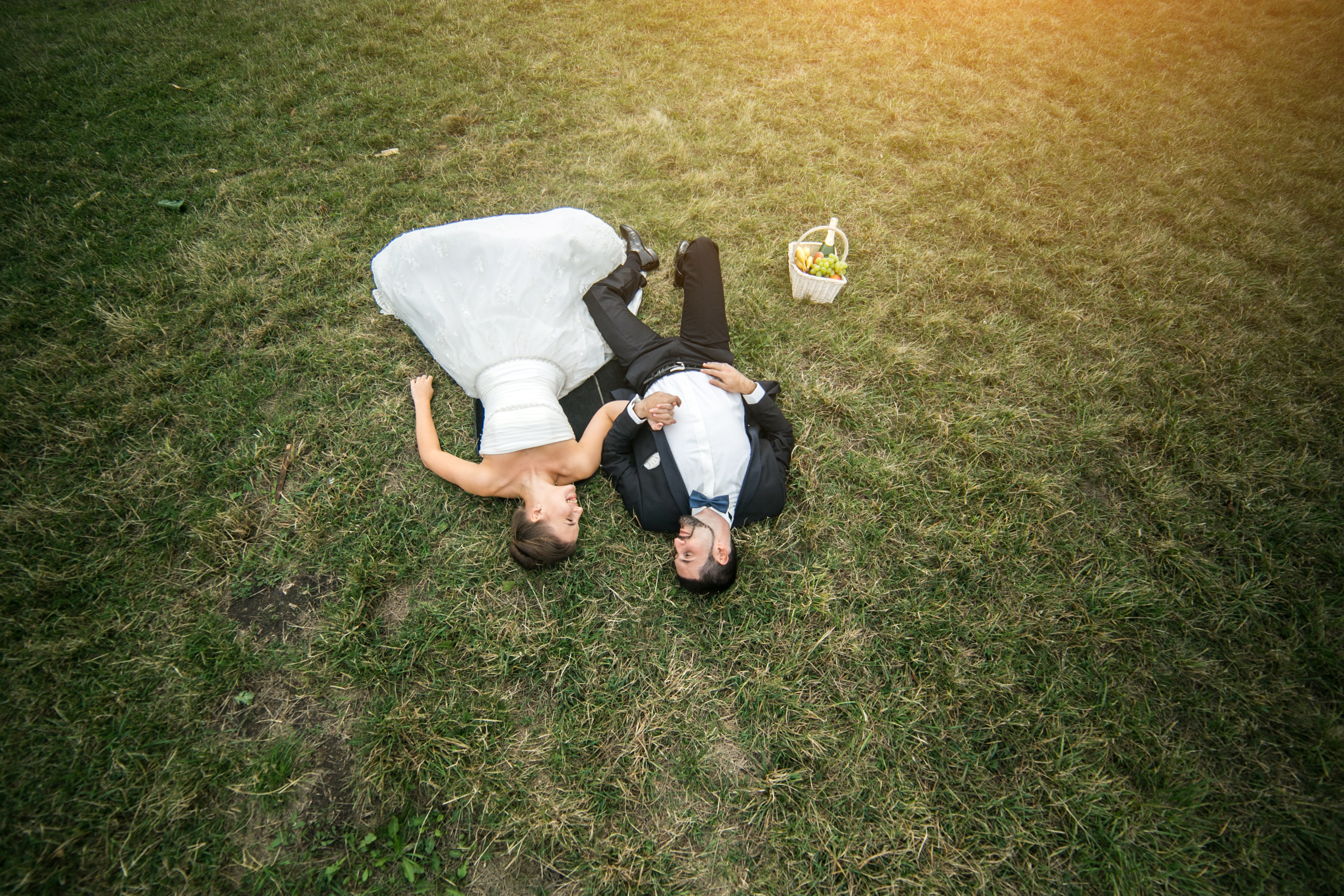 Cena em preto e branco de um casal sentado distante um do outro sobre a cama, ilustrando a sensação de solidão no casamento